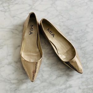 Women’s MIA gold pointy toe flats